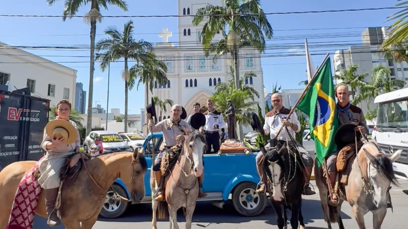 Cavalgada marca o início da 20ª edição do Rodeio Internacional do Caverá