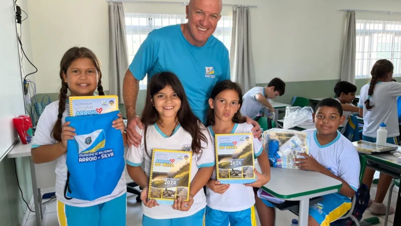 Alunos da rede municipal recebem kit escolar personalizado