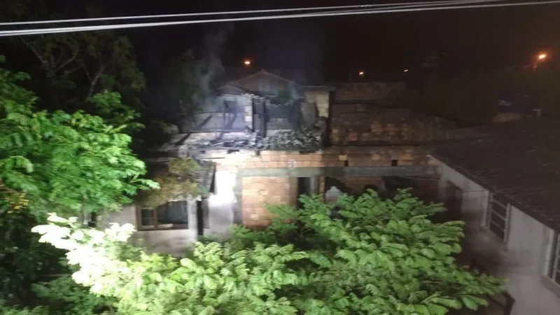 Incêndio destrói residência em Araranguá