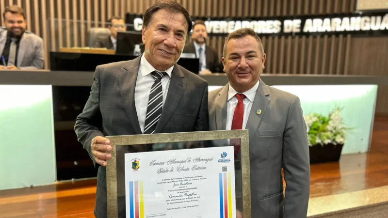 Jair Anastácio concede título de cidadão honorário de Araranguá ao presidente do Sicoob Credisulca, Romanim Dagostin