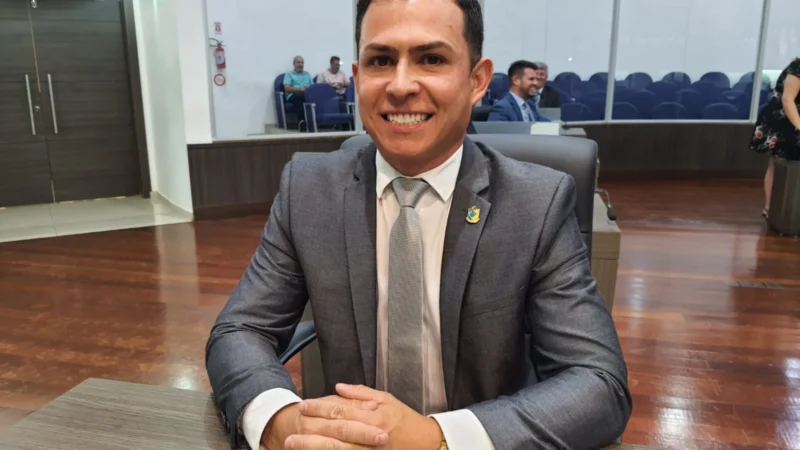 Vereador Douglas questiona falta de pavimentação em frente ao cemitério Jardim da Paz