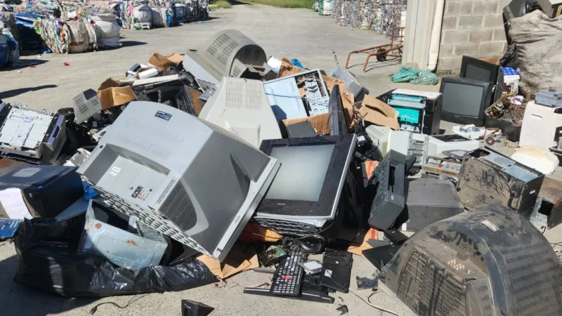 “Penso, Logo Destino”: Mais de uma tonelada de materiais eletrônicos é coletada em Balneário Arroio do Silva