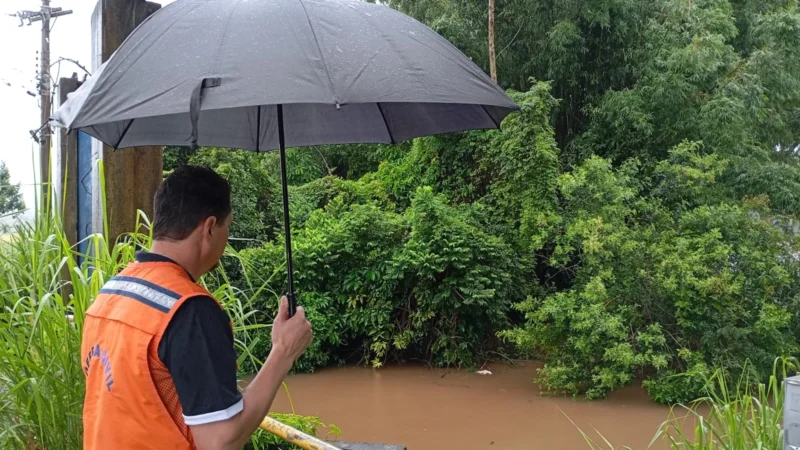 Com chuva torrencial, comporta do Bairro Barranca é acionada