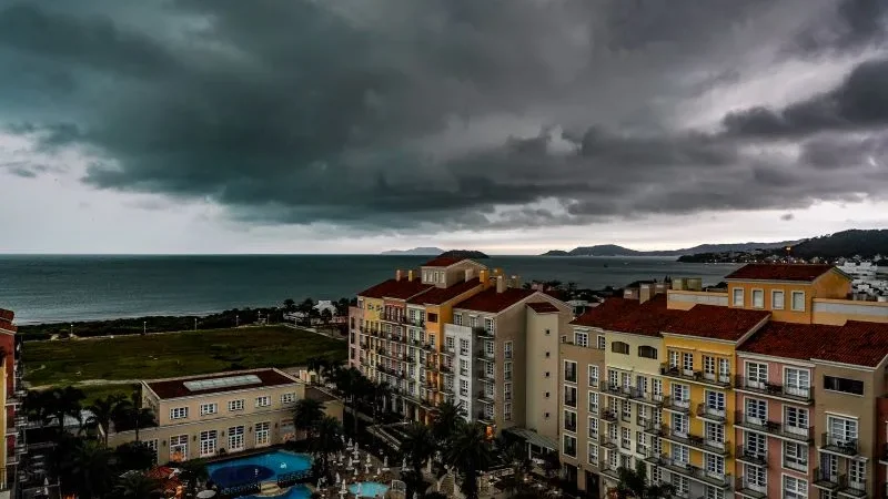 Frente fria chega a SC, provoca queda nas temperaturas e há condições para temporais e chuva intensa nos próximos dias