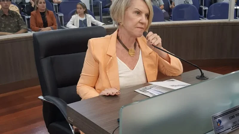 Lena Périco aprova lei para dar nome à praça no Loteamento Paiquerê