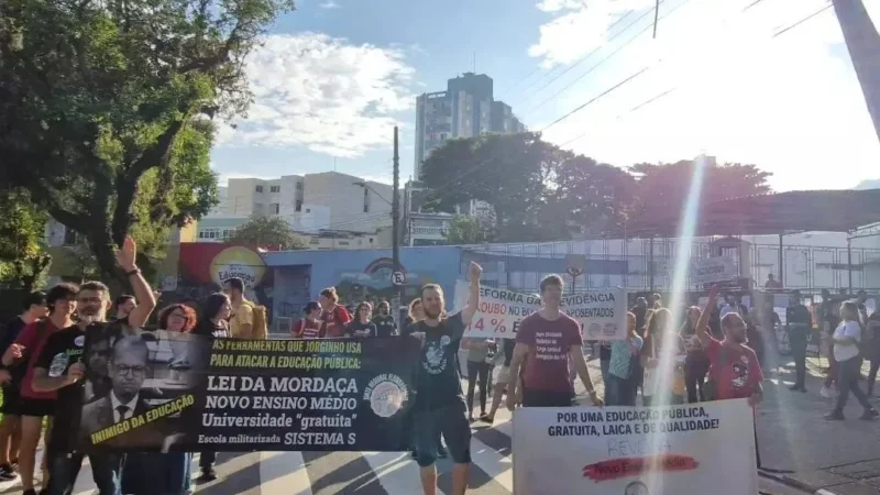 Pelo estado: Governador reconsidera, mas greve na educação continua