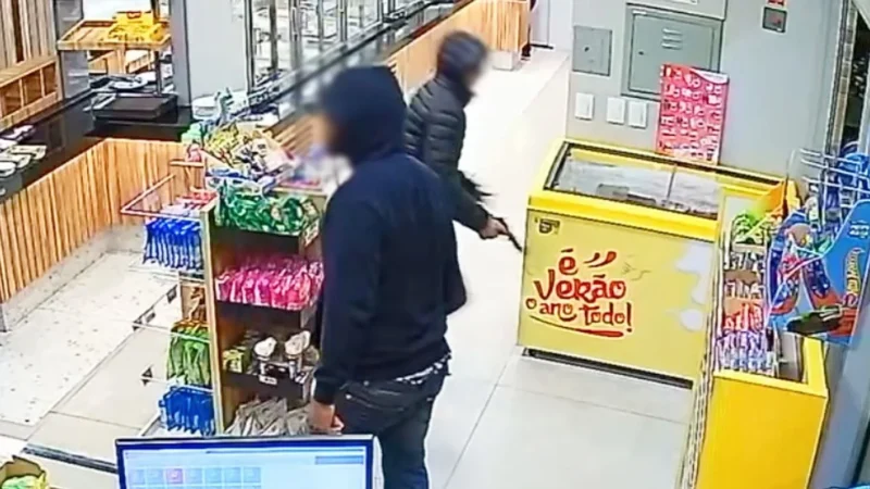 Polícia Civil identifica quatro envolvidos em roubos armados e prende dupla