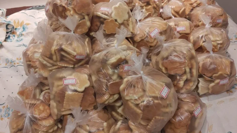 Mulheres produzem bolachas para atingidos pelas enchentes no RS