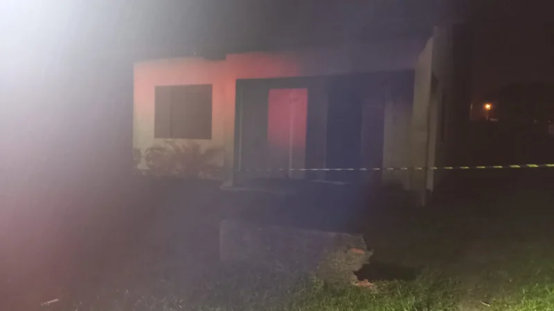 Casa incendeia em Balneário Gaivota