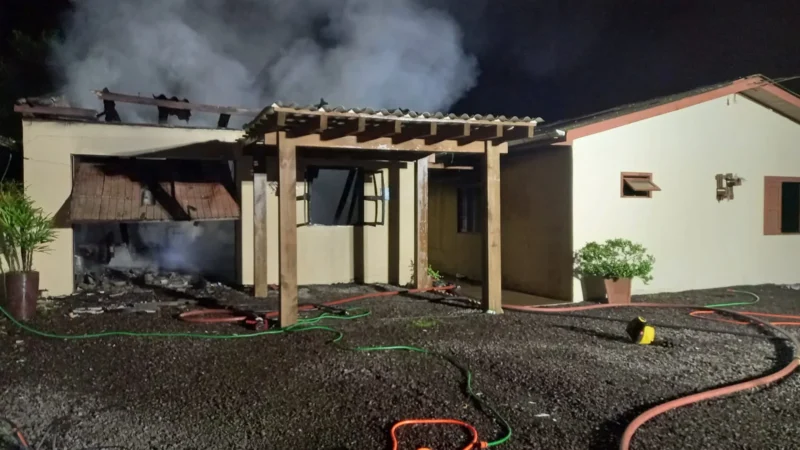 Casa incendiada em Jacinto Machado