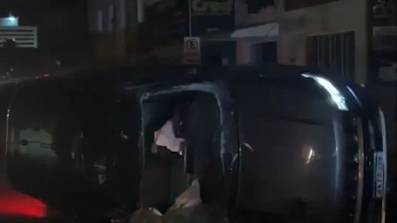 Carro colide em poste na Av. 15 de Novembro em Araranguá