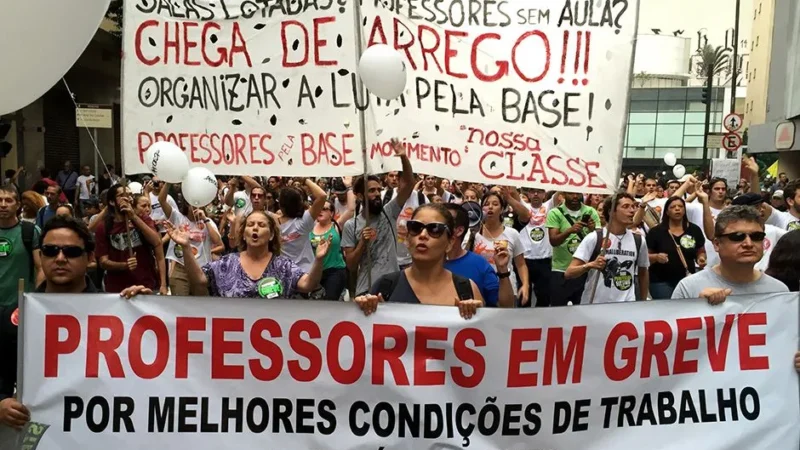 Ato em Florianópolis reúne milhares de professores