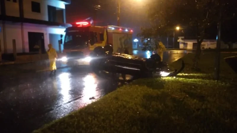 Capotamento tem dois feridos levados ao Hospital Regional de Araranguá