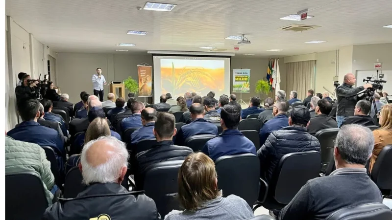 Cooperja sedia assinatura de entrega de sementes de milho do programa Terra Boa do Governo Estadual
