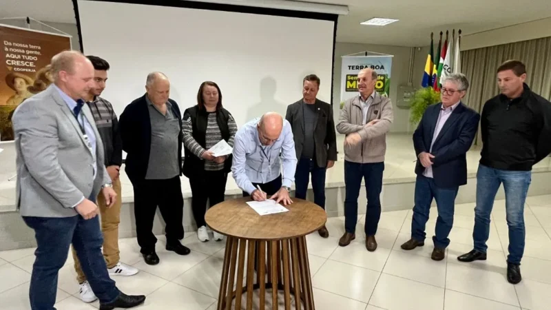 Cooperja sedia assinatura de entrega de sementes de milho do programa Terra Boa do Governo Estadual