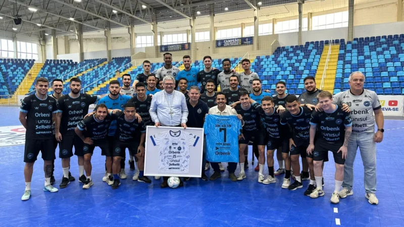 Bispo recebe camisa do Tubarão Futsal
