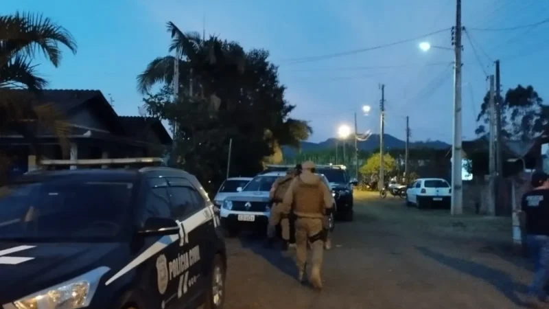 Quatro homens foram presos por roubo, tráfico e tentativa de homicídio