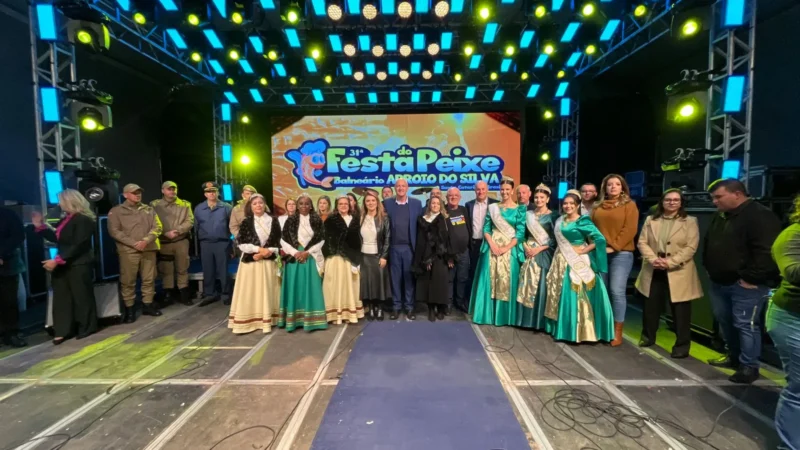 Inicia oficialmente a 31ª Festa do Peixe com a histórica apresentação do Hino Municipal