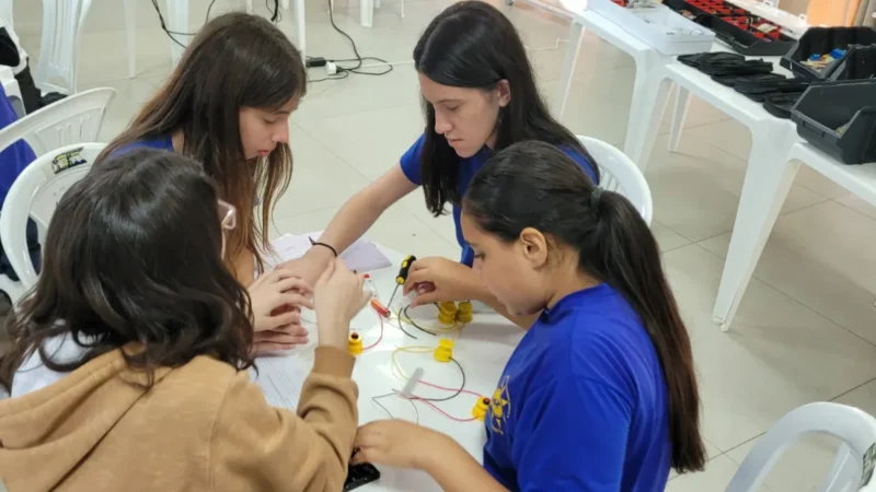 Cooperja oferece curso de robótica a alunos de escolas parceiras