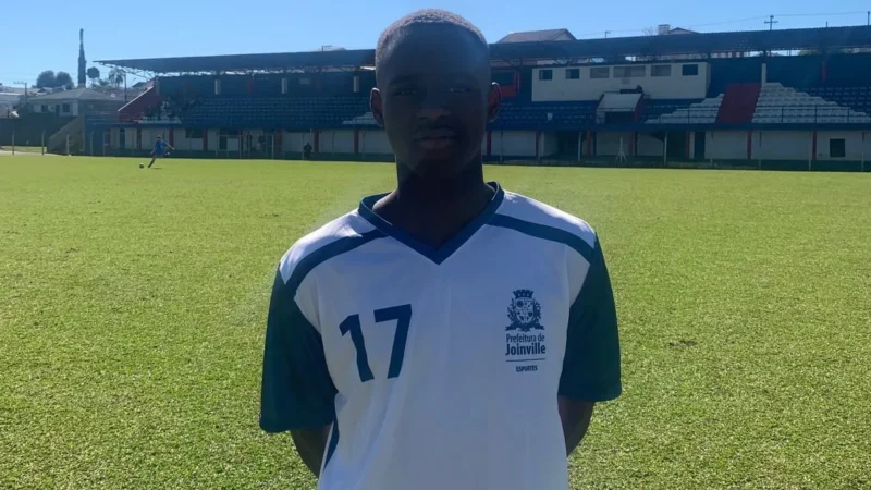 Atleta Haitiano Disputa Futebol de Campo nos Joguinhos Abertos por Joinville