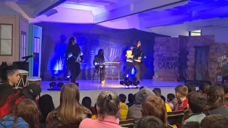Teatro leva Direitos das Crianças para Escola de Sombrio