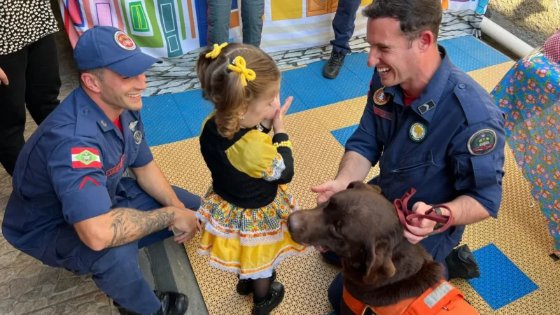 Bombeiros militares levam carinho e sorrisos à instituição dedicada ao apoio a crianças com câncer em Criciúma