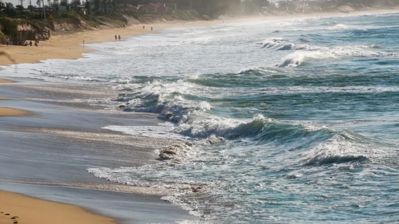 Passagem de ciclone extratropical pode provocar ressaca e ondas com picos de até cinco metros no Litoral de SC