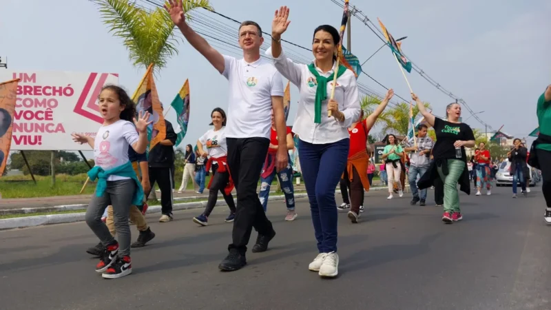 Depois do lançamento Gislaine e Jeriel fazem adesivaço em Sombrio