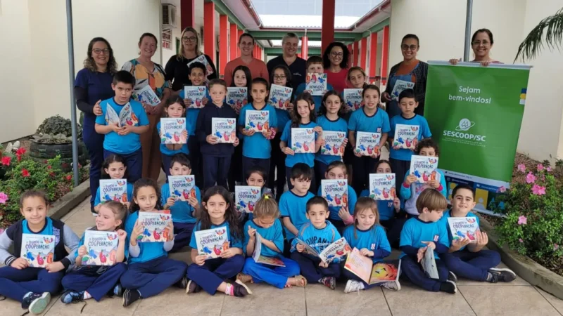 Escolas parceiras da Cooperja recebem livro sobre cooperação