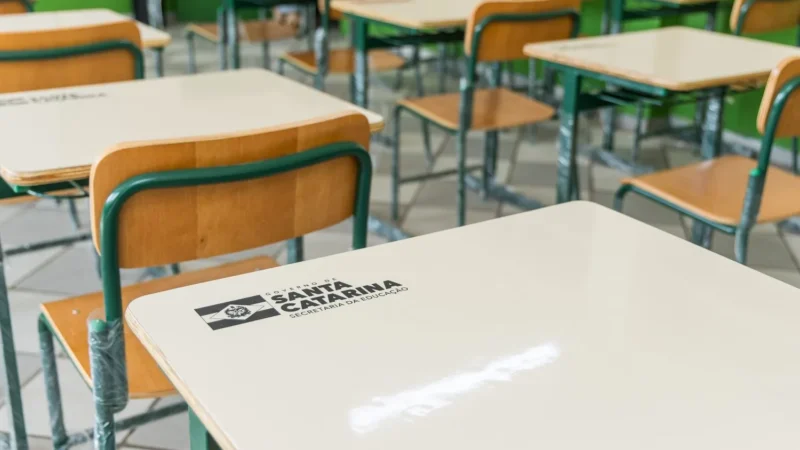 Governo de Santa Catarina entrega novas mesas e cadeiras para escolas estaduais
