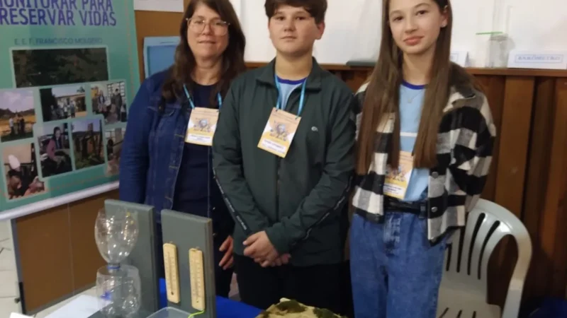 Participantes do projeto “Clima Água”, professores expõem trabalhos na IX Feira Regional de Ciências e Tecnologia