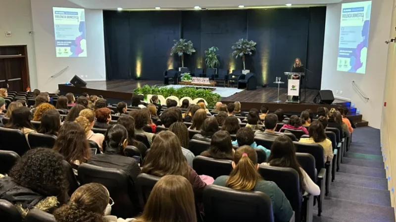 Agosto Lilás: Promotores de Justiça reforçam aproximação com a comunidade em palestras sobre violência doméstica em Criciúma
