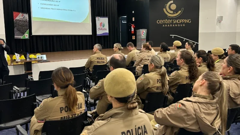 Agosto Lilás: Promotor de Justiça leva palestra a policiais militares em Araranguá e reforça atuação conjunta no combate à violência doméstica