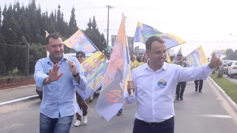 Balneário Gaivota: caminhada de Kekinha e Jonatã ganha ruas