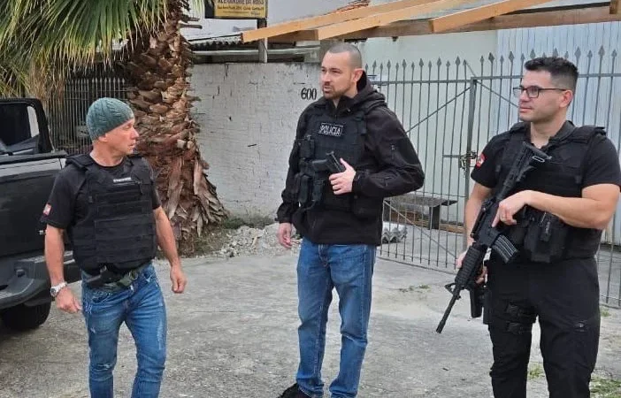 Polícia Civil de Santa Rosa do Sul cumpre mandado de busca em Curitiba após ameaças feitas a servidores do Fórum do município.