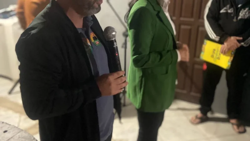Gislaine e Jeriel participam de reunião e apresentam propostas no bairro São Pedro