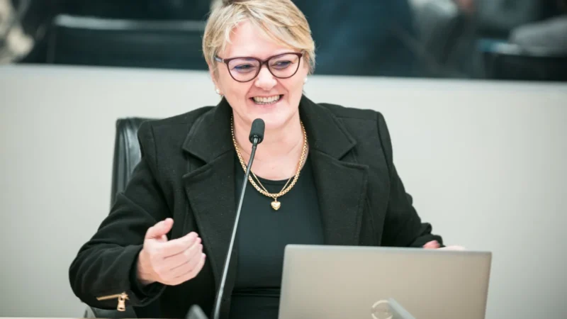 Pelo estado: entrevista com Luciane Carminatti presidente da Comissão de Educação e Cultura da Alesc