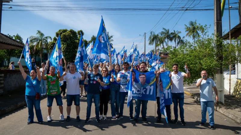 Patrick e Neguinho mobilizam mais de 300 pessoas em caminhada pelo bairro São Luiz