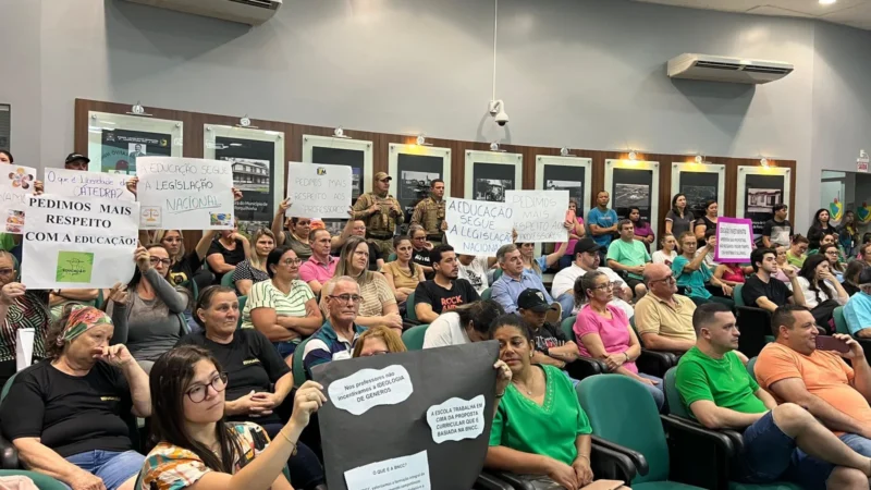 Educadores da Rede Municipal de Forquilhinha protestam na Câmara falas ofensivas de candidato Dinho Rampinelli
