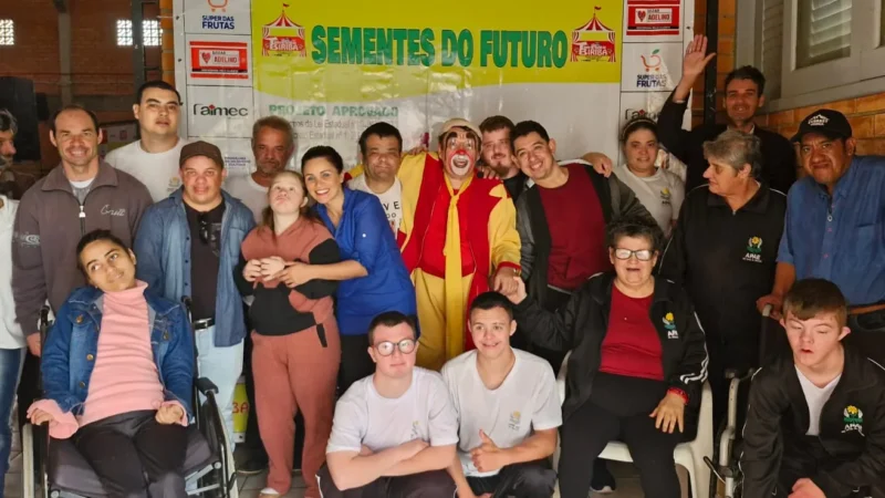 Teatro Biriba encanta estudantes no Balneário Arroio de Silva com o Espetáculo “Sementes do Futuro”