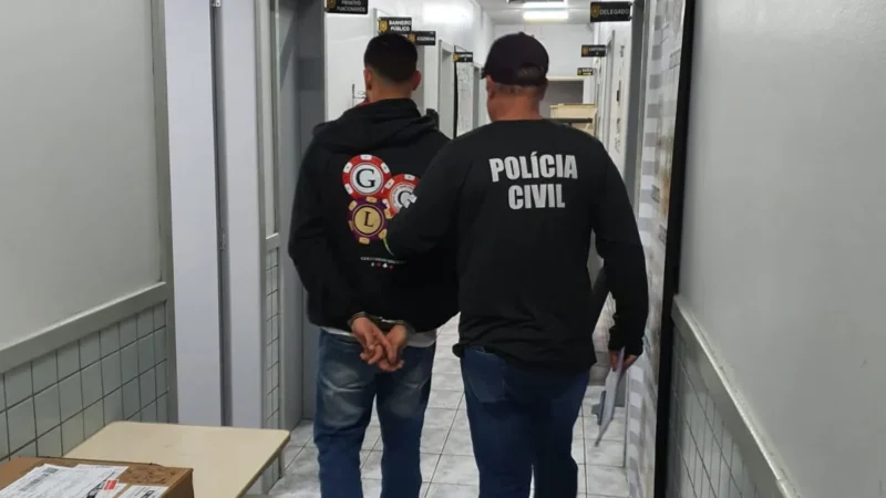 Polícia Civil de Araranguá prende suspeito com dois mandados de prisão por homicídio no Paraná