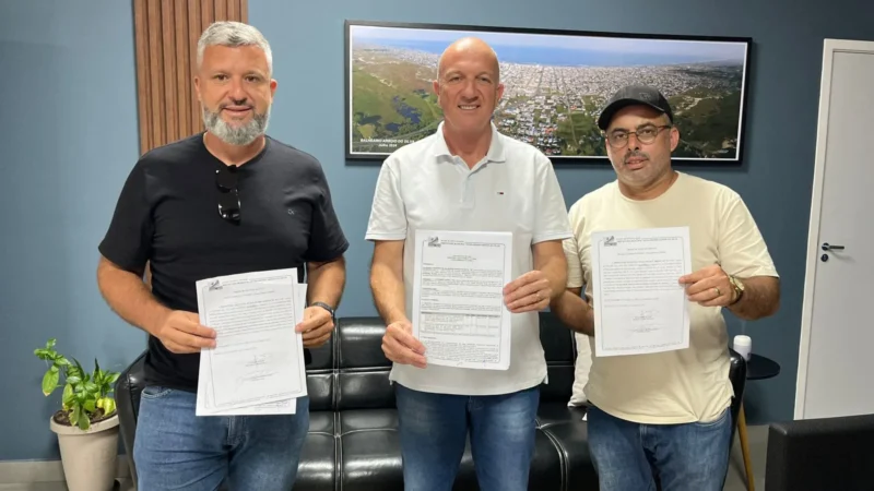 Contrato assinado e ordem de serviço entregue: duas ruas receberão pavimentação