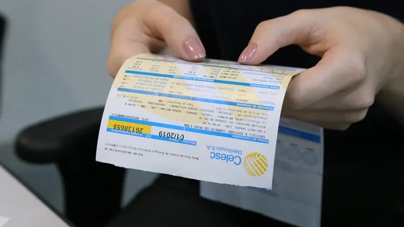Aneel aciona bandeira tarifária vermelha 2 para outubro; conta de luz fica mais cara