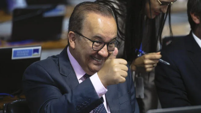 Jorginho Mello anuncia que não cobrará DPVAT e critica medida do governo Lula