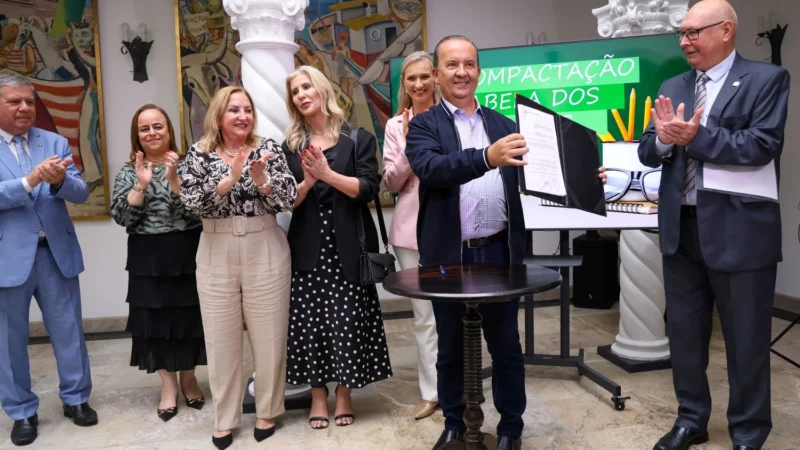 Governador sanciona projeto de lei para descompactar tabela salarial e valorizar professores da rede estadual