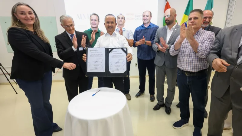 Governador entrega ala pediátrica do Hospital Regional do Oeste e anuncia repasse de R$ 4,8 milhões para novo equipamento