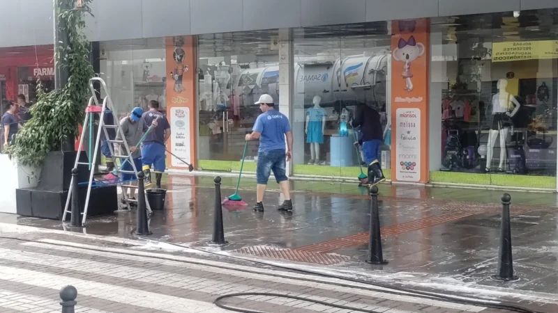 Samae higieniza o calçadão