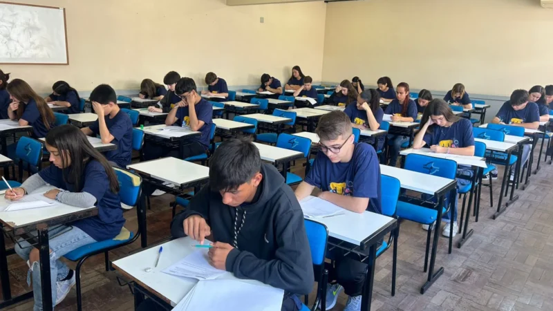 Estudantes participam da segunda etapa do Prêmio Aciva de Matemática
