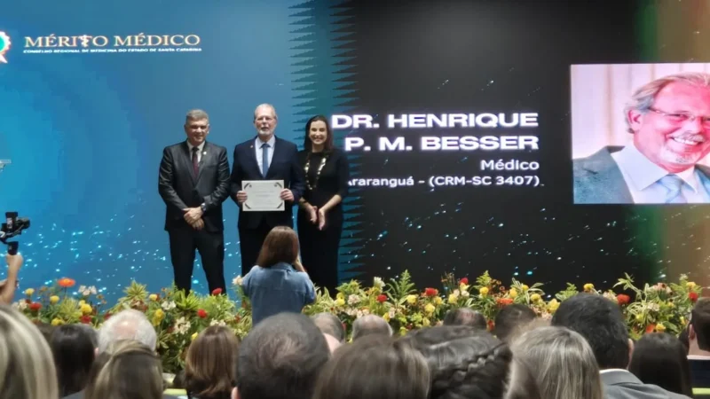 Ex secretário de Saúde de Araranguá recebe diploma de mérito médico