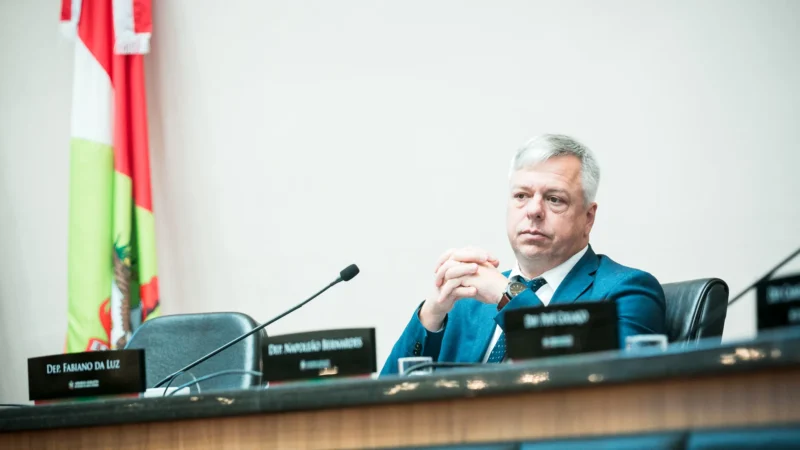 Deputado Fabiano da Luz questiona governo do Estado sobre contrato multimilionário sem licitação